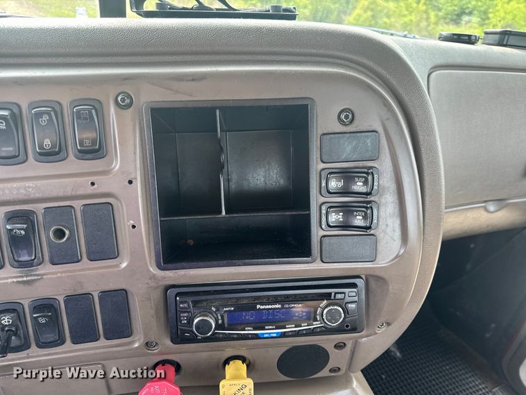 image for item EH6728 2007 Mack CHN613 semi truck