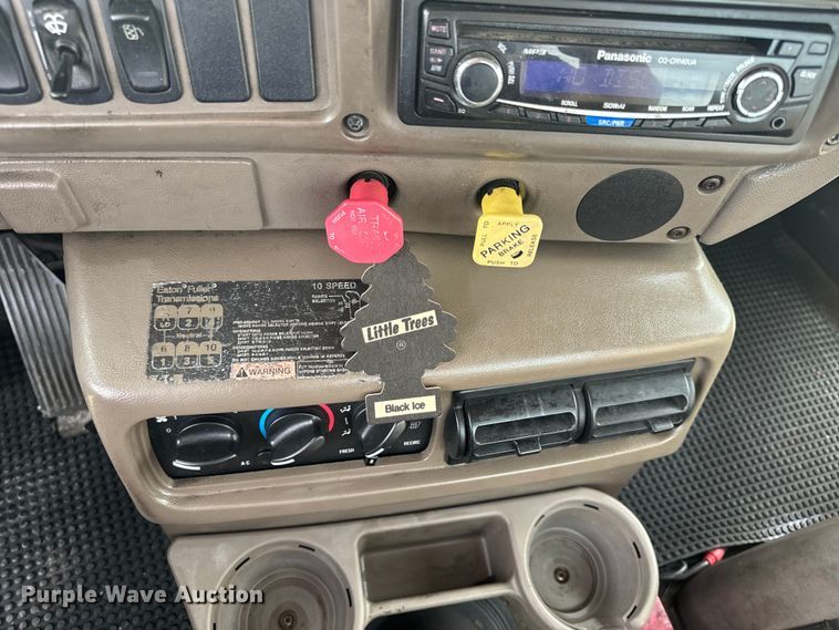 image for item EH6728 2007 Mack CHN613 semi truck