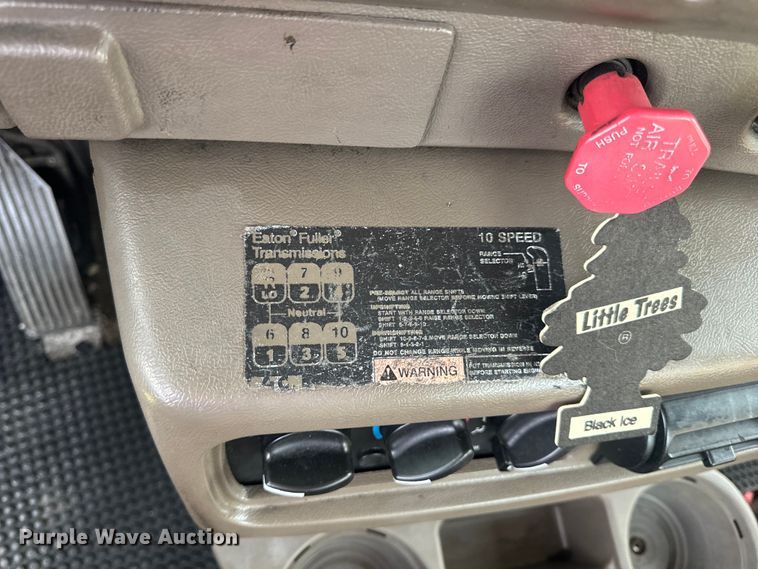 image for item EH6728 2007 Mack CHN613 semi truck