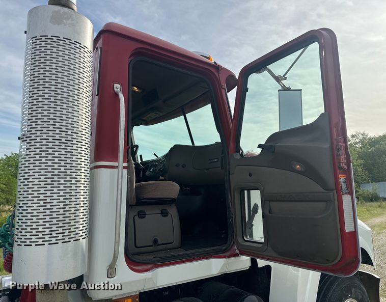 image for item EH6728 2007 Mack CHN613 semi truck