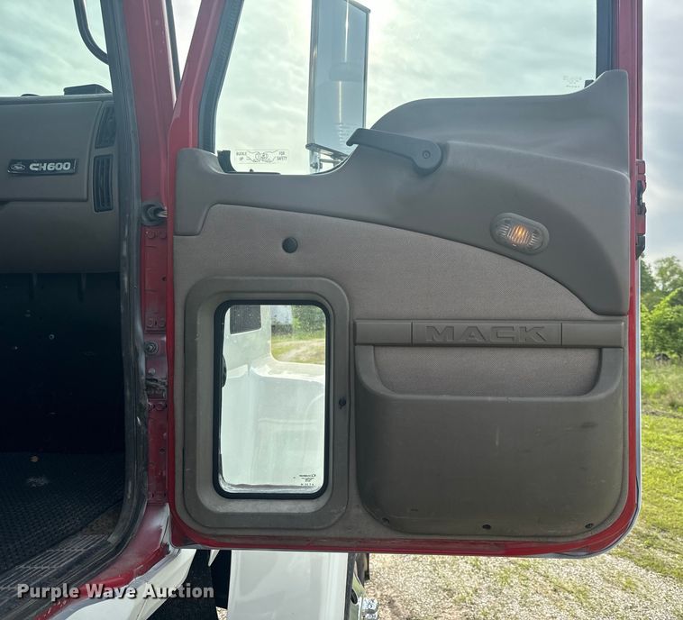image for item EH6728 2007 Mack CHN613 semi truck