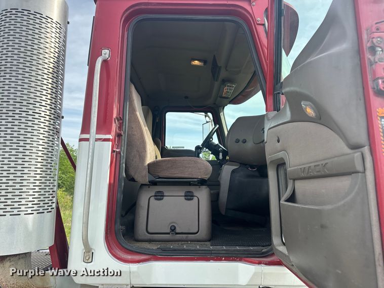 image for item EH6728 2007 Mack CHN613 semi truck