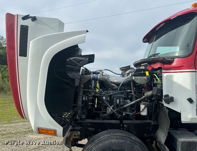 image for item EH6728 2007 Mack CHN613 semi truck