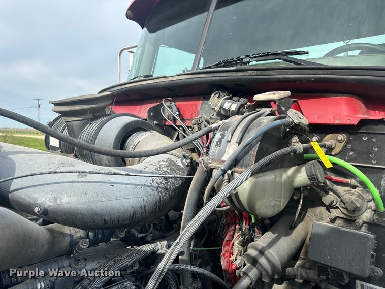 image for item EH6728 2007 Mack CHN613 semi truck