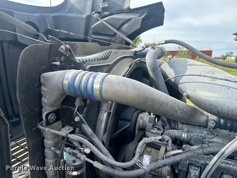 image for item EH6728 2007 Mack CHN613 semi truck