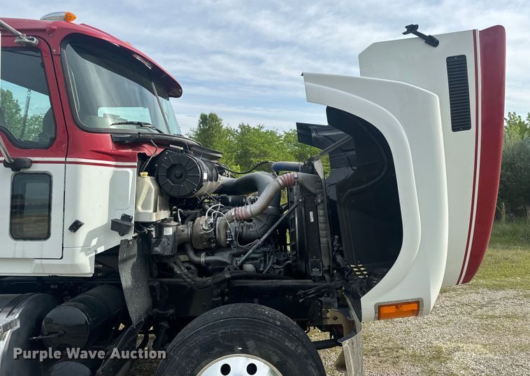 image for item EH6728 2007 Mack CHN613 semi truck