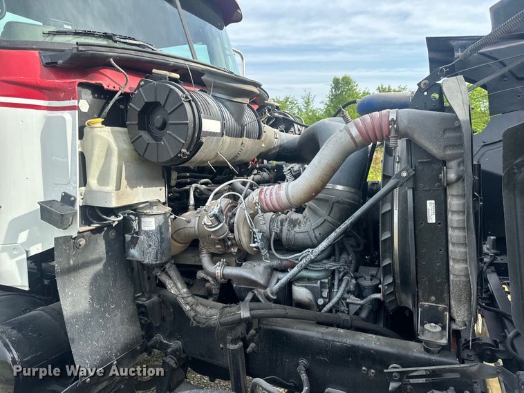 image for item EH6728 2007 Mack CHN613 semi truck