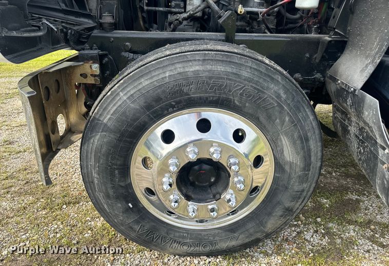 image for item EH6728 2007 Mack CHN613 semi truck