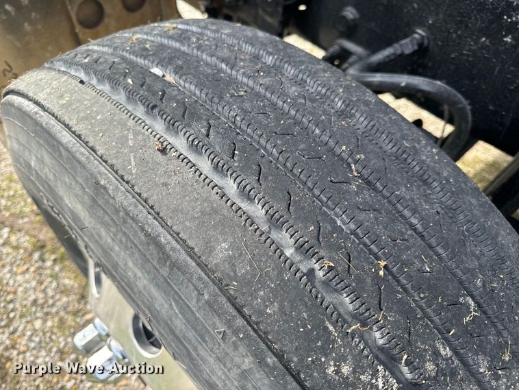 image for item EH6728 2007 Mack CHN613 semi truck