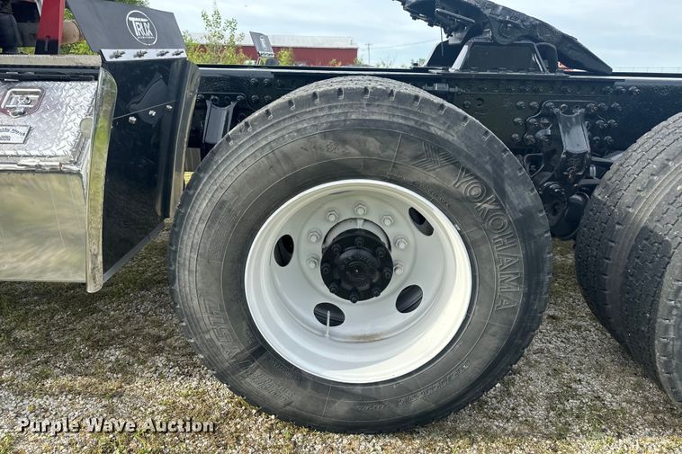 image for item EH6728 2007 Mack CHN613 semi truck