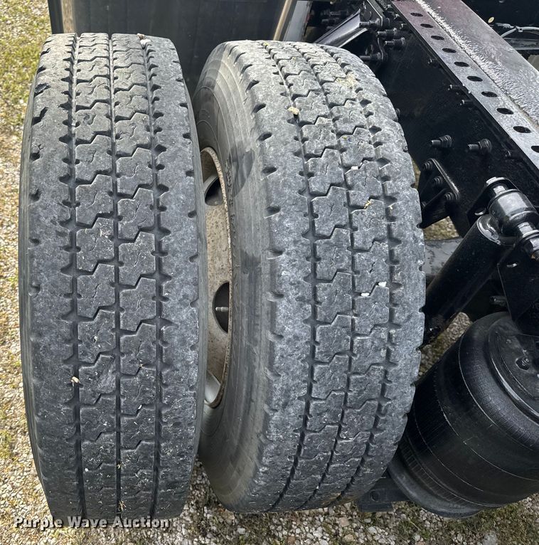 image for item EH6728 2007 Mack CHN613 semi truck