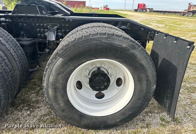 image for item EH6728 2007 Mack CHN613 semi truck