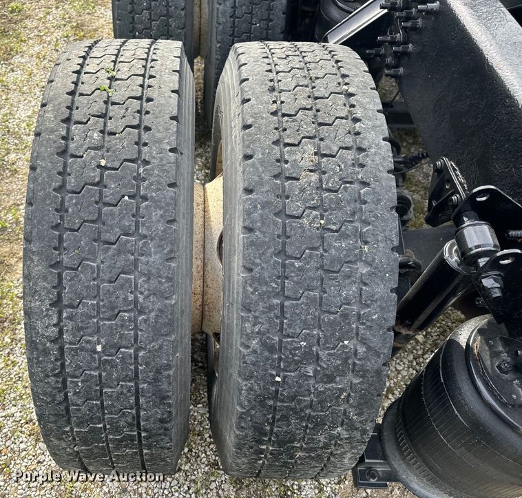 image for item EH6728 2007 Mack CHN613 semi truck