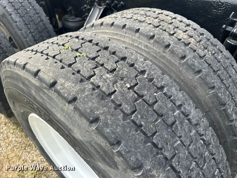 image for item EH6728 2007 Mack CHN613 semi truck