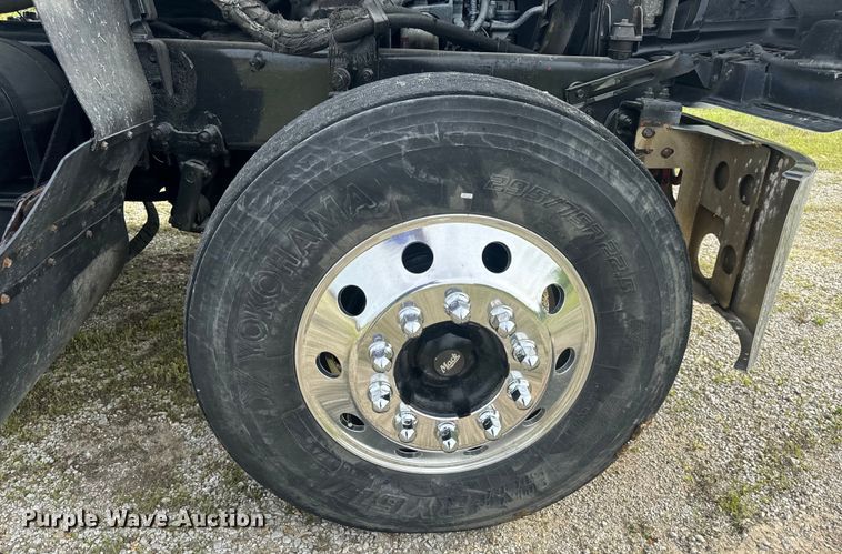 image for item EH6728 2007 Mack CHN613 semi truck