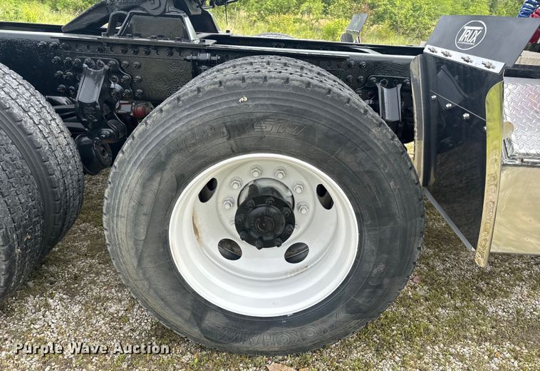 image for item EH6728 2007 Mack CHN613 semi truck