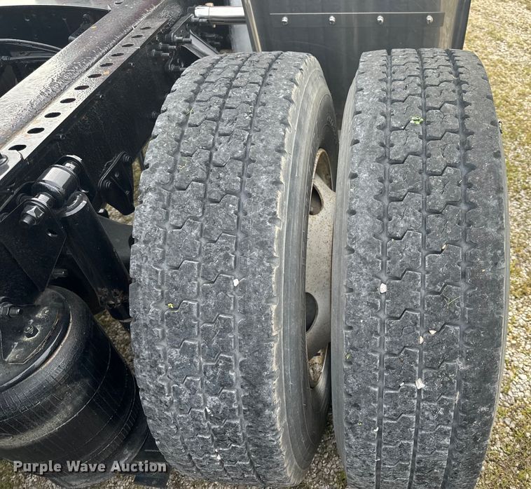 image for item EH6728 2007 Mack CHN613 semi truck