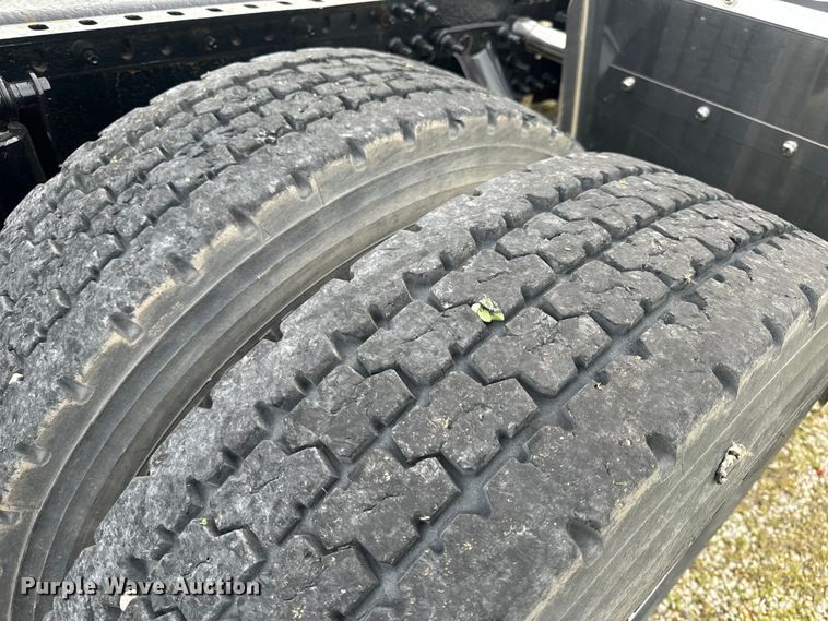 image for item EH6728 2007 Mack CHN613 semi truck