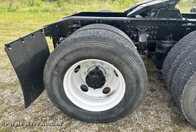 image for item EH6728 2007 Mack CHN613 semi truck