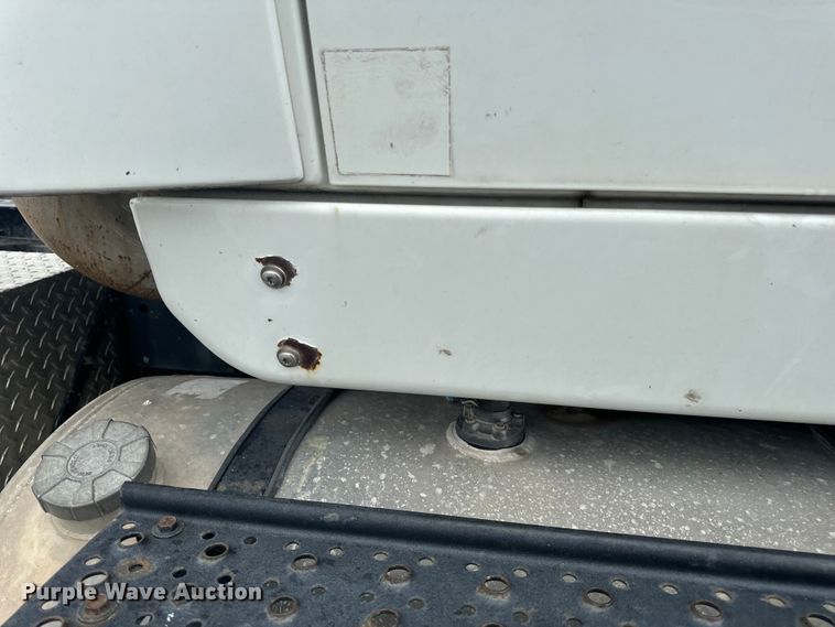 image for item EH6752 2007 International 8600 semi truck