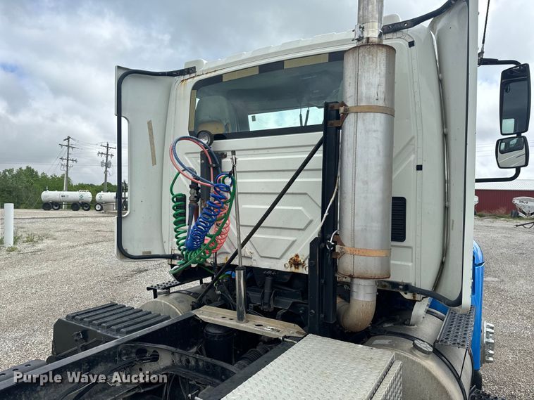 image for item EH6752 2007 International 8600 semi truck