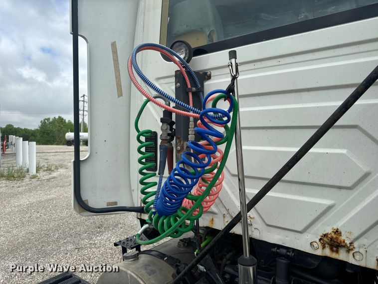 image for item EH6752 2007 International 8600 semi truck