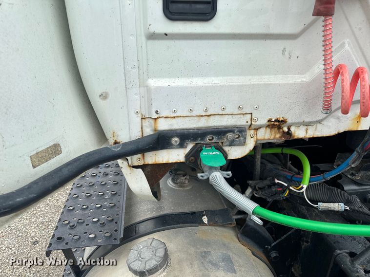 image for item EH6752 2007 International 8600 semi truck