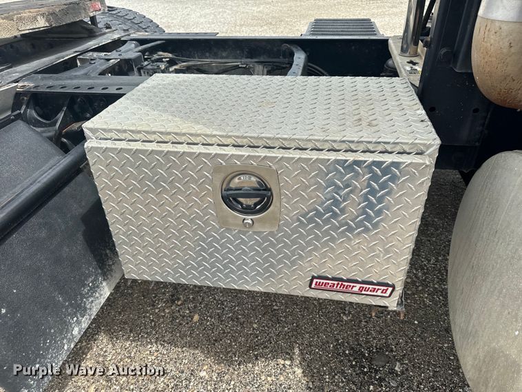 image for item EH6752 2007 International 8600 semi truck