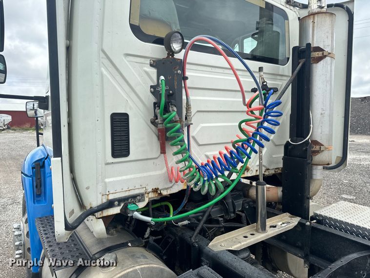 image for item EH6752 2007 International 8600 semi truck