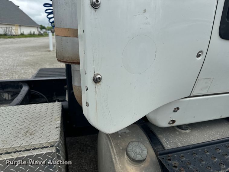 image for item EH6752 2007 International 8600 semi truck