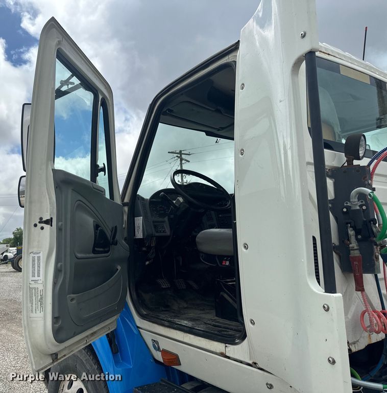 image for item EH6752 2007 International 8600 semi truck