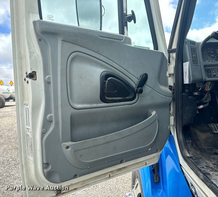 image for item EH6752 2007 International 8600 semi truck