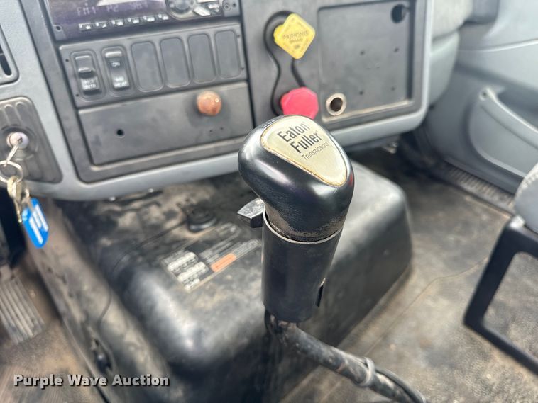 image for item EH6752 2007 International 8600 semi truck