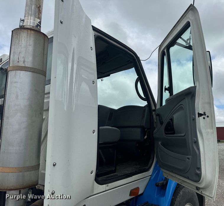 image for item EH6752 2007 International 8600 semi truck