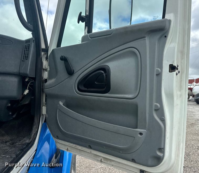 image for item EH6752 2007 International 8600 semi truck