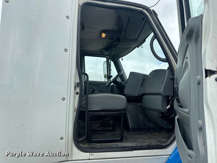 image for item EH6752 2007 International 8600 semi truck