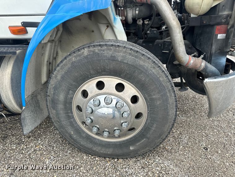 image for item EH6752 2007 International 8600 semi truck