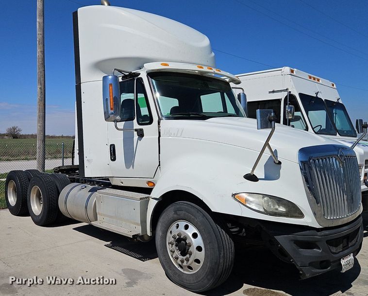 image for item EI3655 2016 International  ProStar Plus 122 semi truck