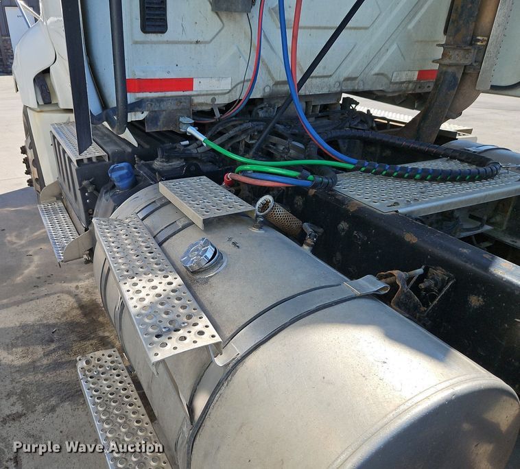 image for item EI3655 2016 International  ProStar Plus 122 semi truck