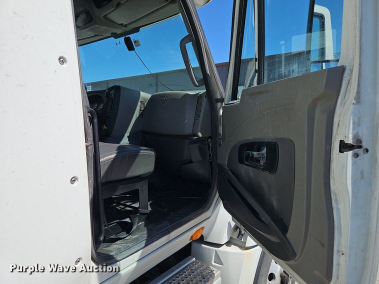 image for item EI3655 2016 International  ProStar Plus 122 semi truck