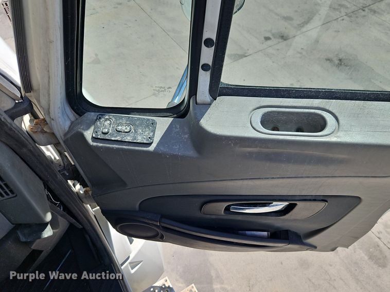 image for item EI3655 2016 International  ProStar Plus 122 semi truck