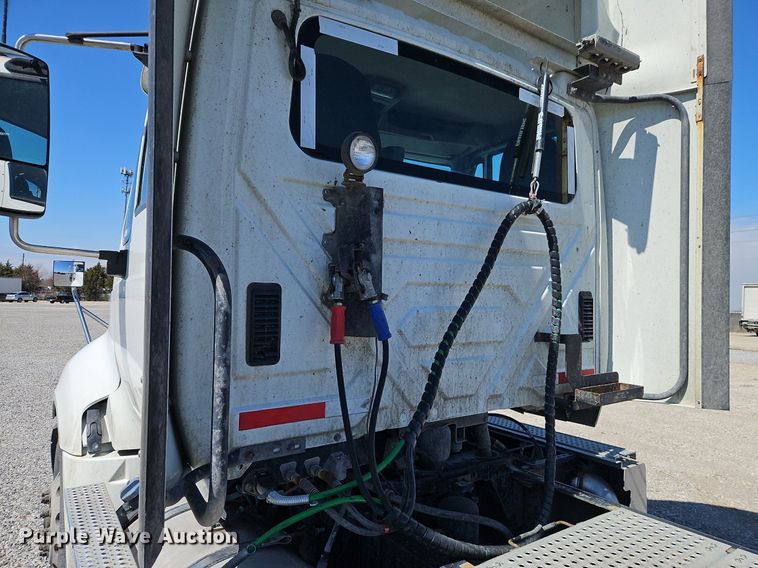 image for item EI3656 2015 International ProStar Plus 122 semi truck