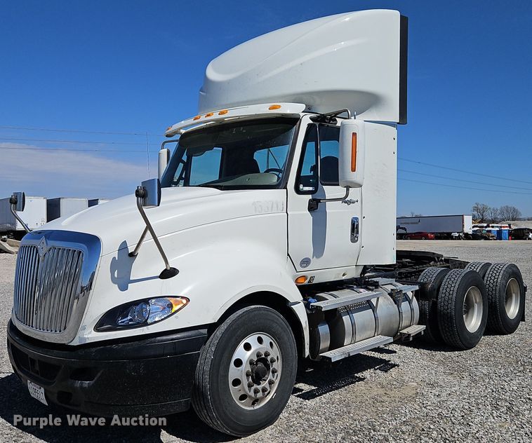 image for item EI3657 2015 International  ProStar Plus 122 semi truck