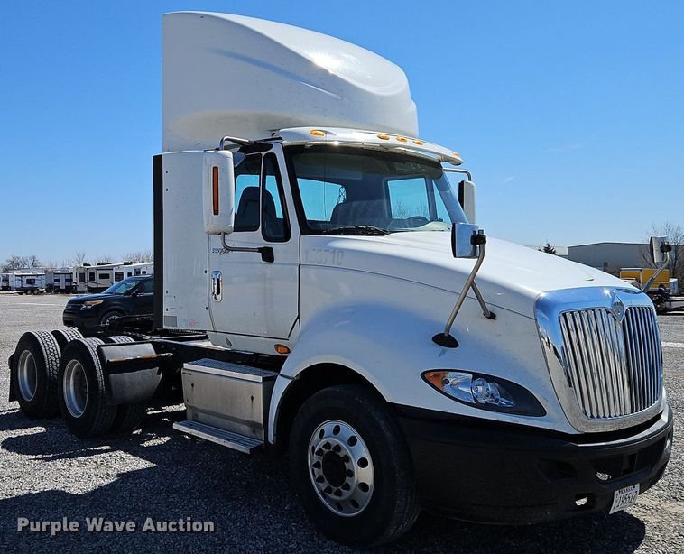 image for item EI3657 2015 International  ProStar Plus 122 semi truck