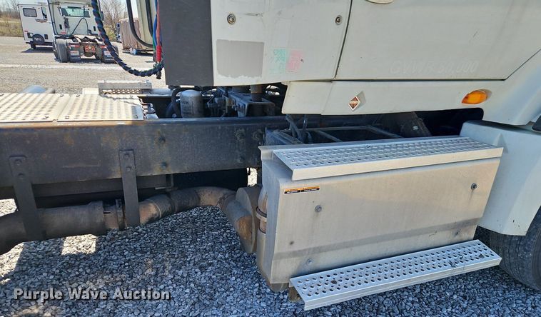 image for item EI3657 2015 International  ProStar Plus 122 semi truck