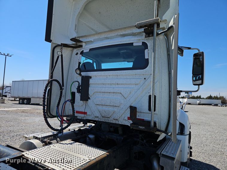 image for item EI3657 2015 International  ProStar Plus 122 semi truck