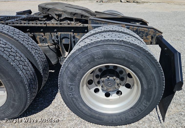 image for item EI3657 2015 International  ProStar Plus 122 semi truck