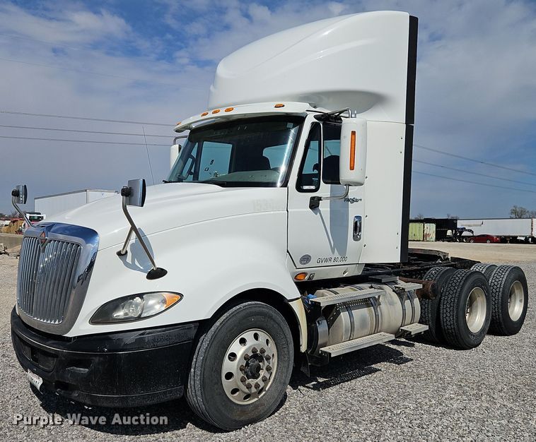 image for item EI3658 2014 International  ProStar Plus 122 semi truck