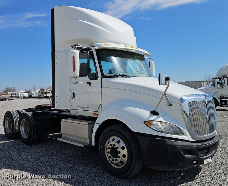 image for item EI3658 2014 International  ProStar Plus 122 semi truck