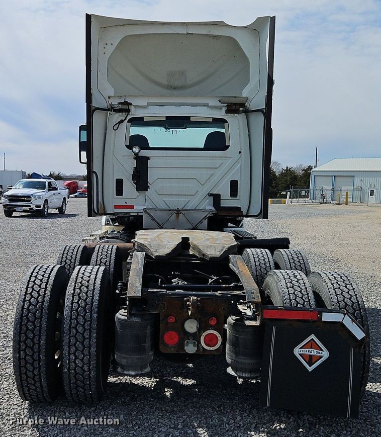 image for item EI3658 2014 International  ProStar Plus 122 semi truck